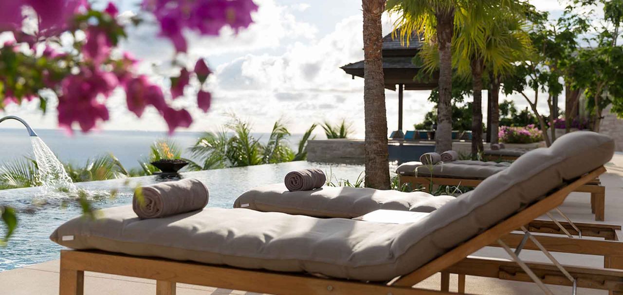 Daybed beside the infinity pool